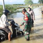 Tanggap Bencana, Polisi dan TNI Bantu Evakuasi Warga Terdampak Banjir di Sumenep